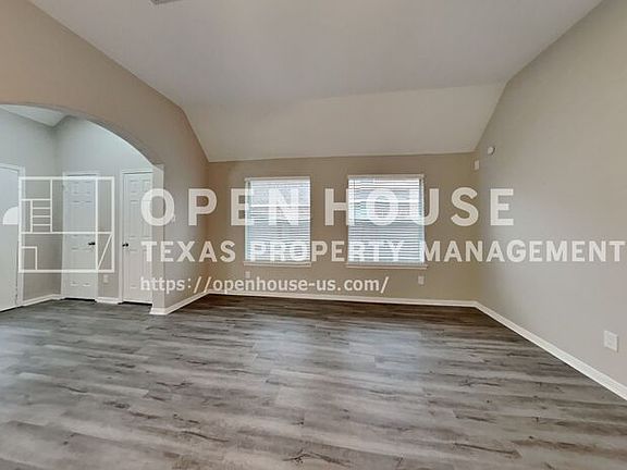 3rd image of 3701 Oak Crossing Dr