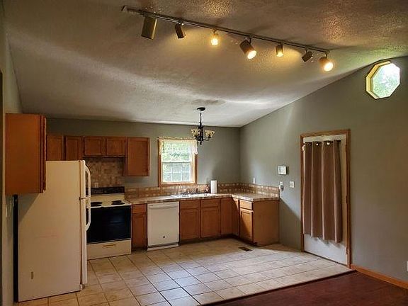 4th image of 115 Drummond Ave