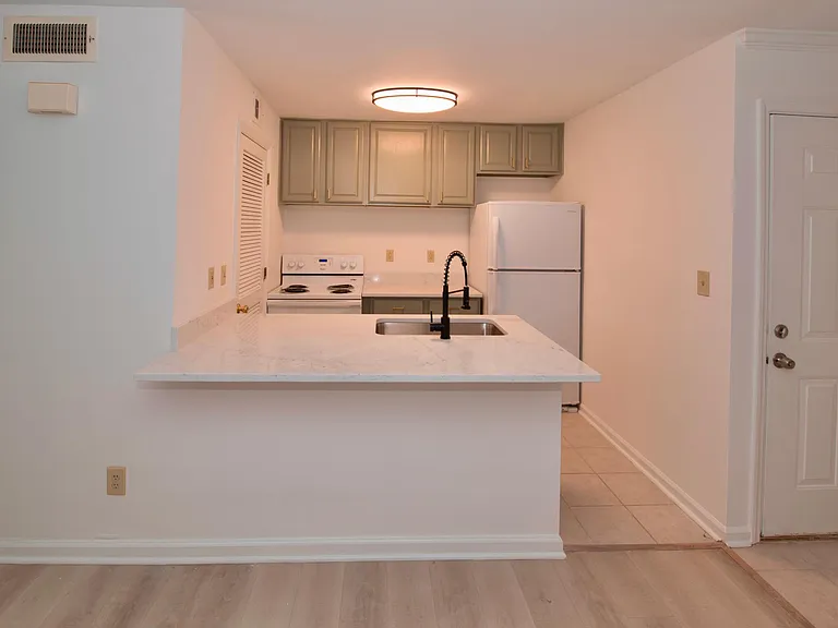 125 Granville Ct — Photo 8