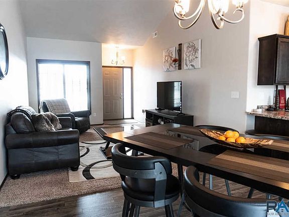 5th image of 2405 E Meadowside Pl