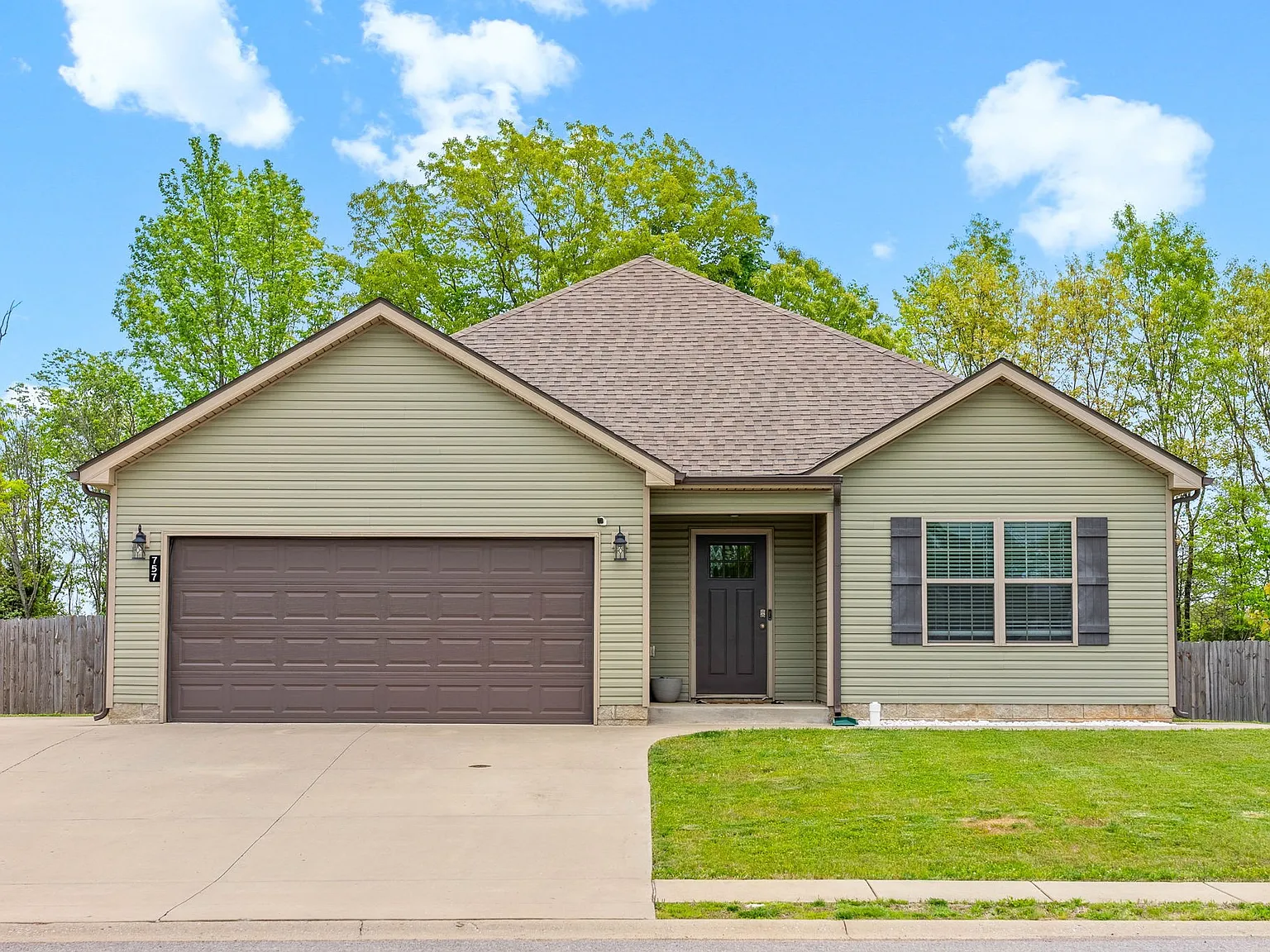 3 bed, 1349 sqft, $1,750 — Photo 1