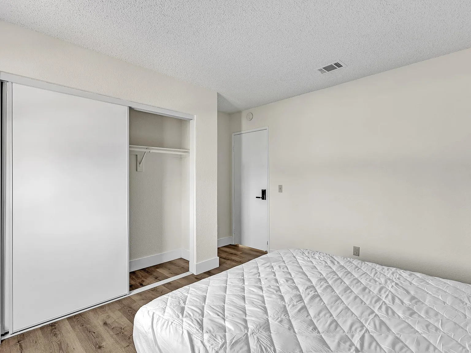 4 bed, 2.0 bath, 1800 sqft, $1,087 — Photo 3