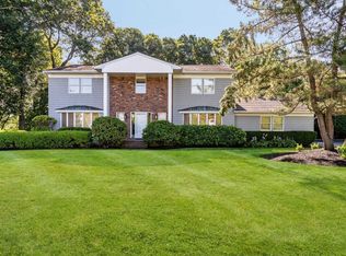 11 Louis Dr, Melville, NY 11747