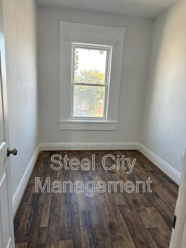 3 bed, 1.0 bath, 900 sqft, $1,450 — Photo 2