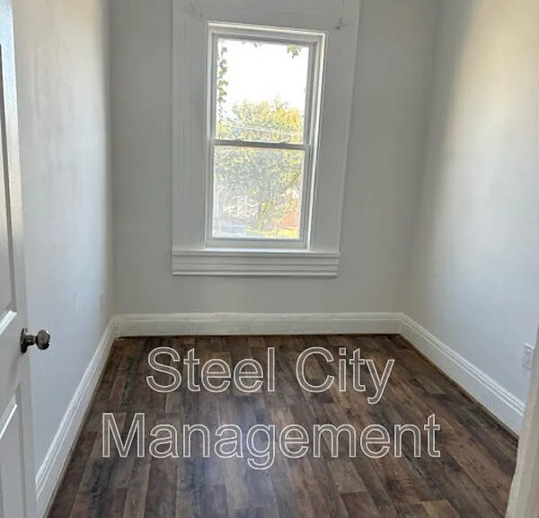 211 S 7th St #A — Photo 2