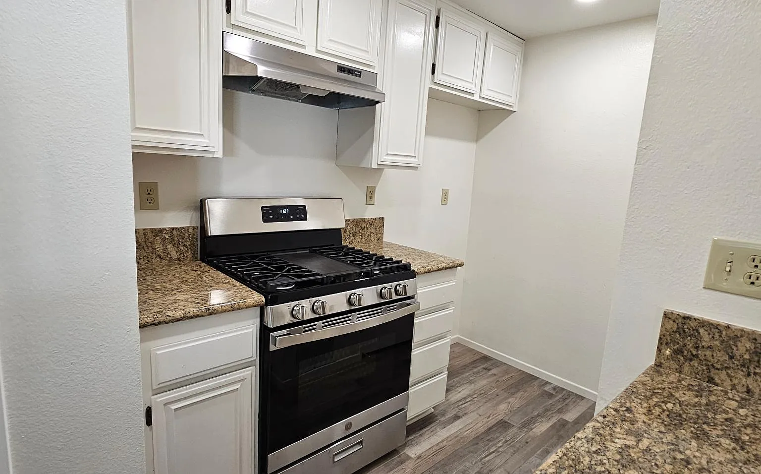 2 bed, 836 sqft, $2,100 — Photo 4