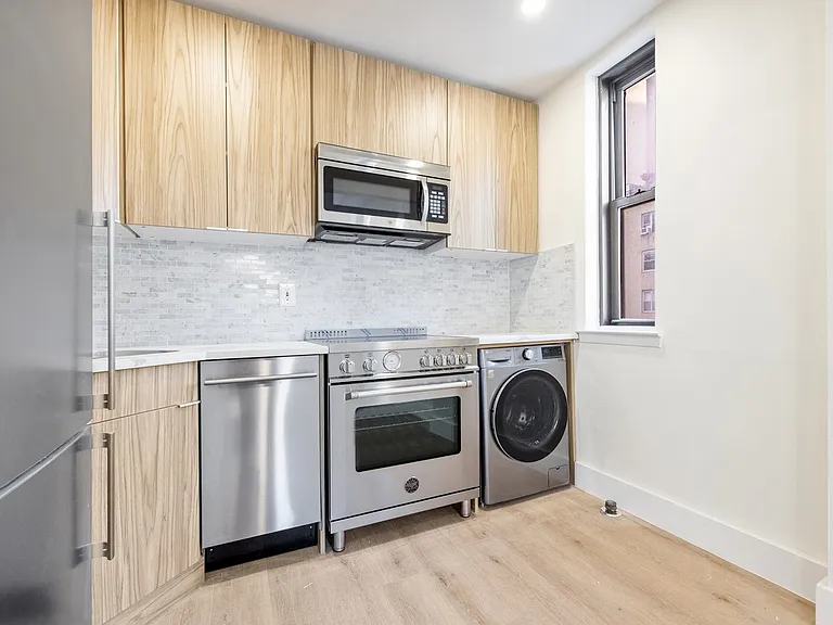 138 E 38th St #2C — Photo 3