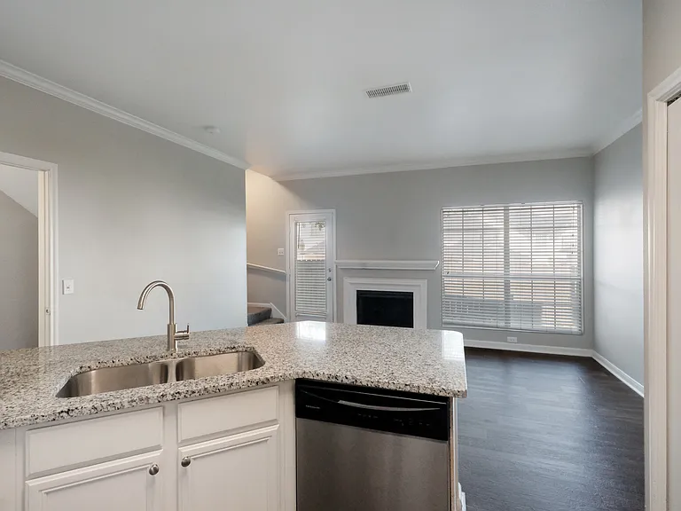Castle Hills Townhomes — Photo 34