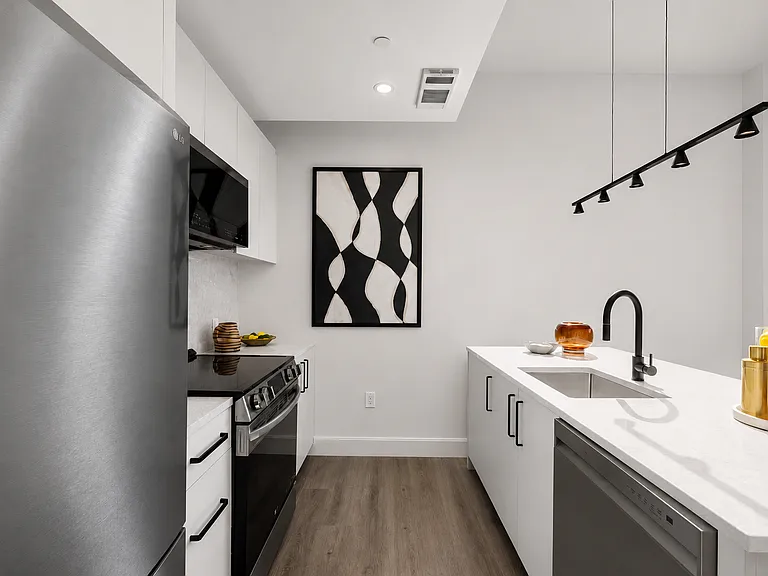 65 Dupont St #612 — Photo 4