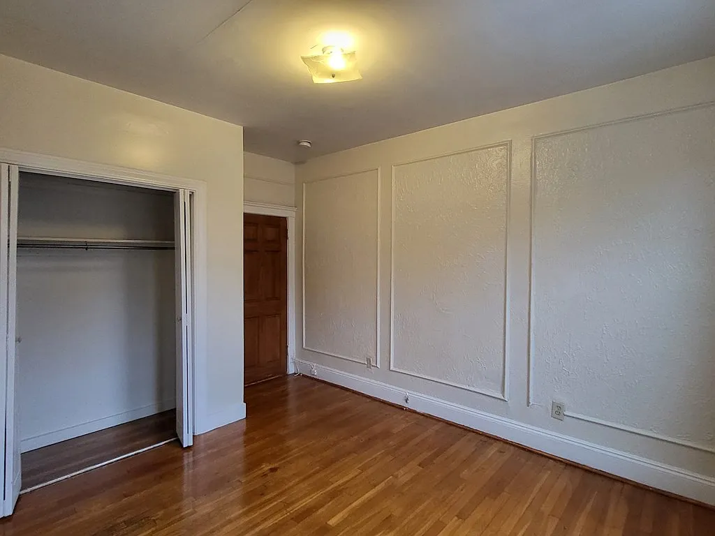 3 bed, 1.0 bath, 900 sqft, $3,200 — Photo 2