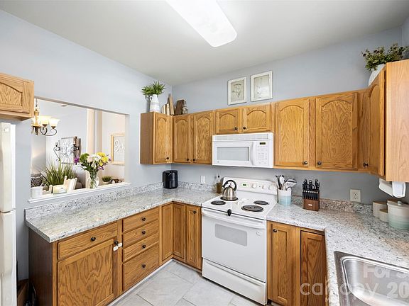 3rd image of 927 Claybrook Cir