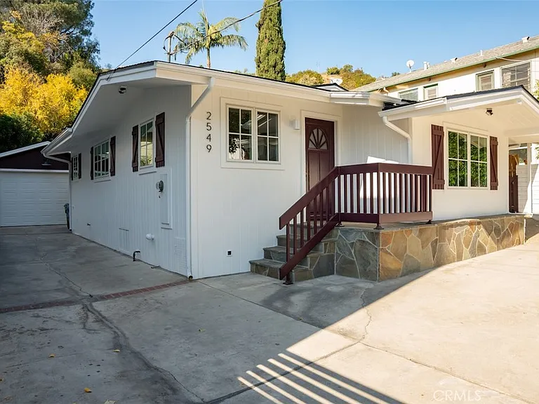 2549 N Beachwood Dr — Photo 34