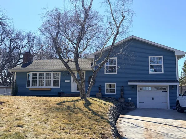 2164 Overlook Dr, Bloomington, MN 55431