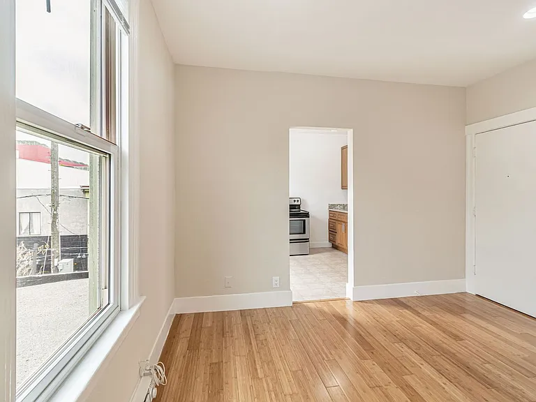 435 Hayes Apartments — Photo 1