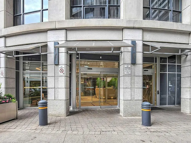 21 Carlton St — Photo 23