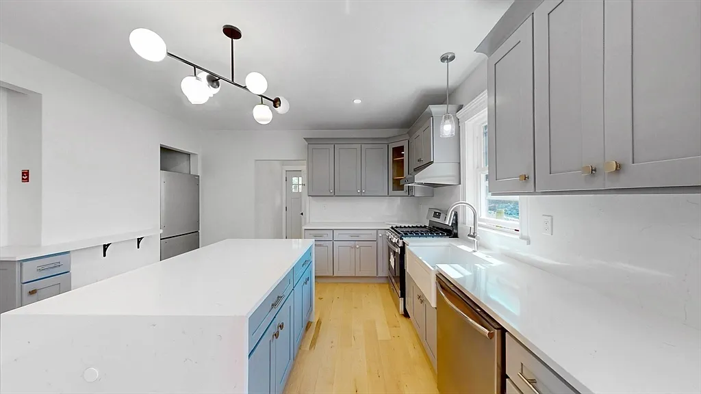 4 bed, 2.0 bath, 2250 sqft, $4,300 — Photo 3