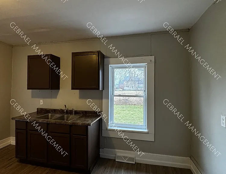 1344 Gage St — Photo 8