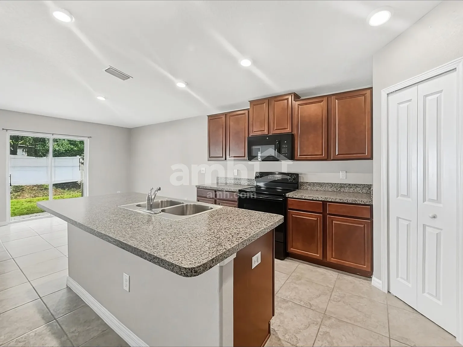 4 bed, 2.0 bath, 1936 sqft, $2,380 — Photo 4