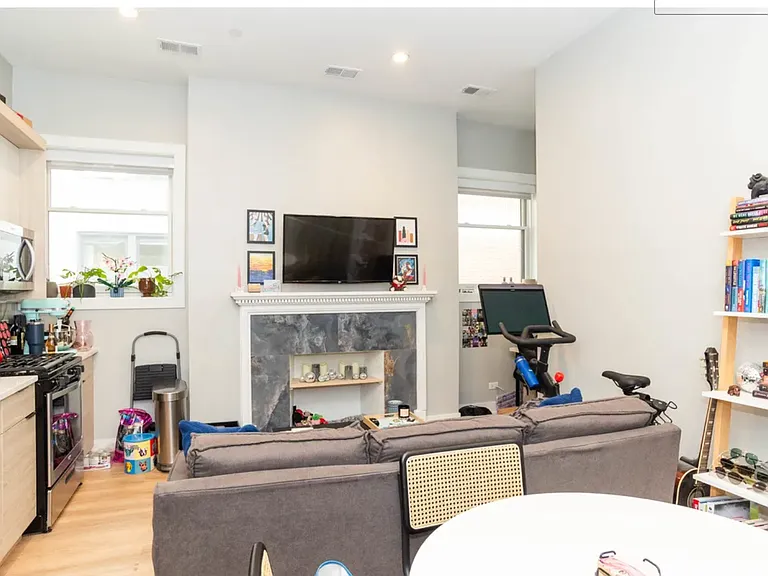 448 W Barry Ave #202 — Photo 7
