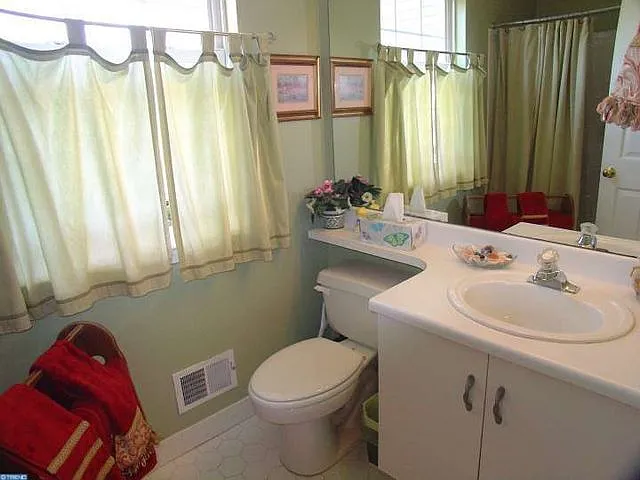 102 Shrewsbury Ct — Photo 15