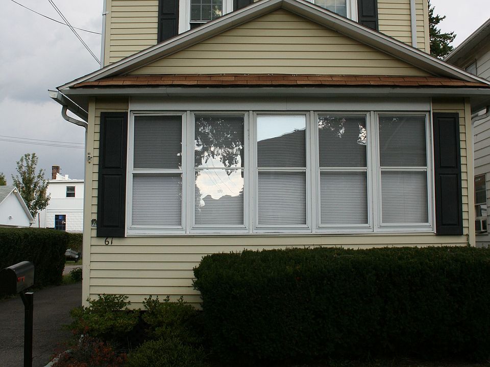 Front of house from W Walnut St.