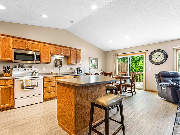 816 Woodbridge Cir — Photo 8