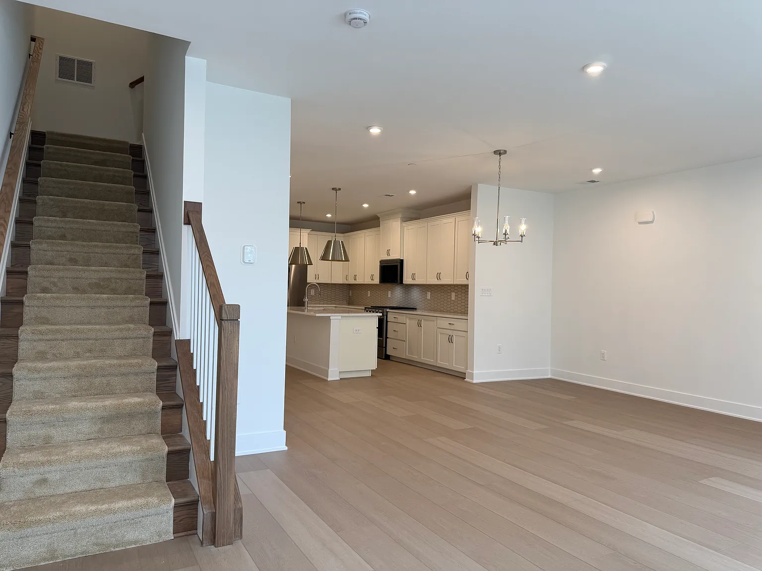 3 bed, 1860 sqft, $4,050 — Photo 2