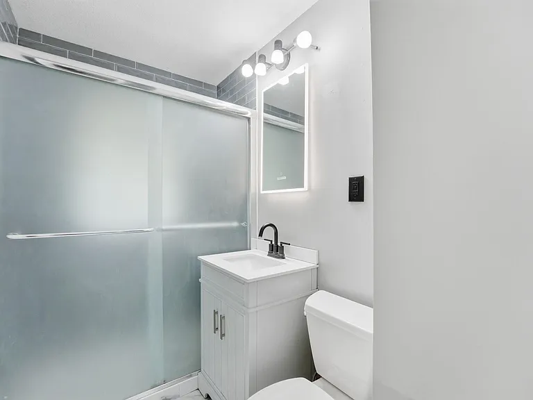 1697 Rose Pl — Photo 4