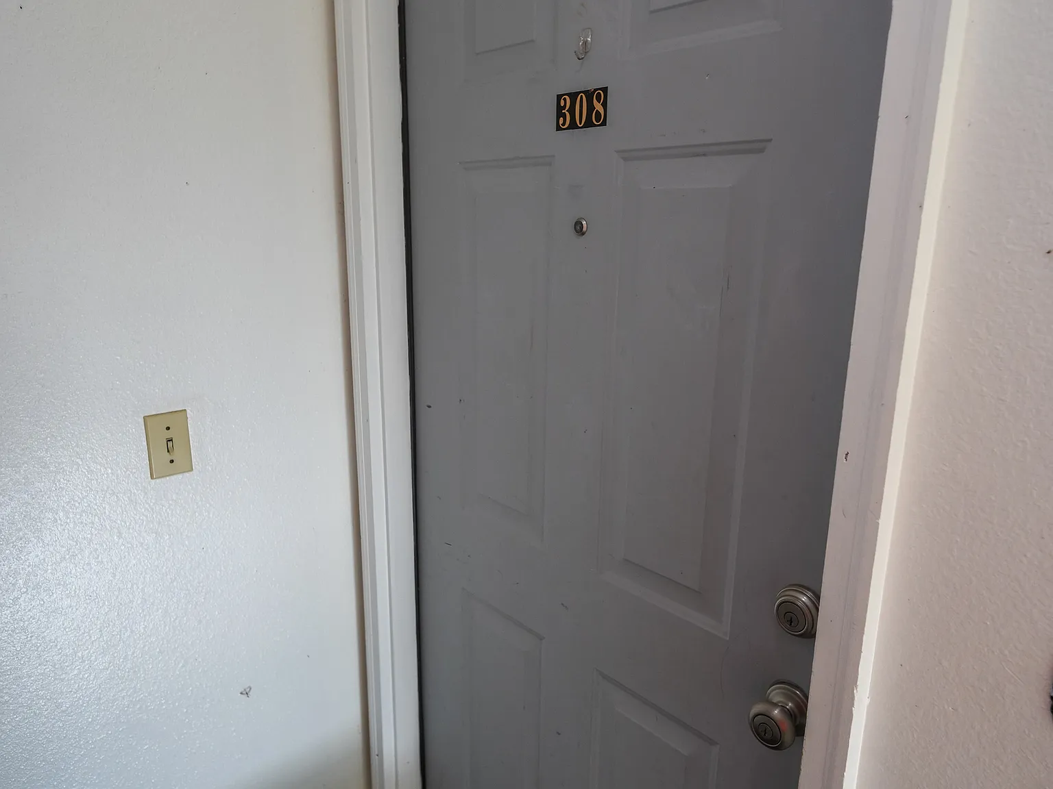 2 bed, 850 sqft, $1,350 — Photo 1