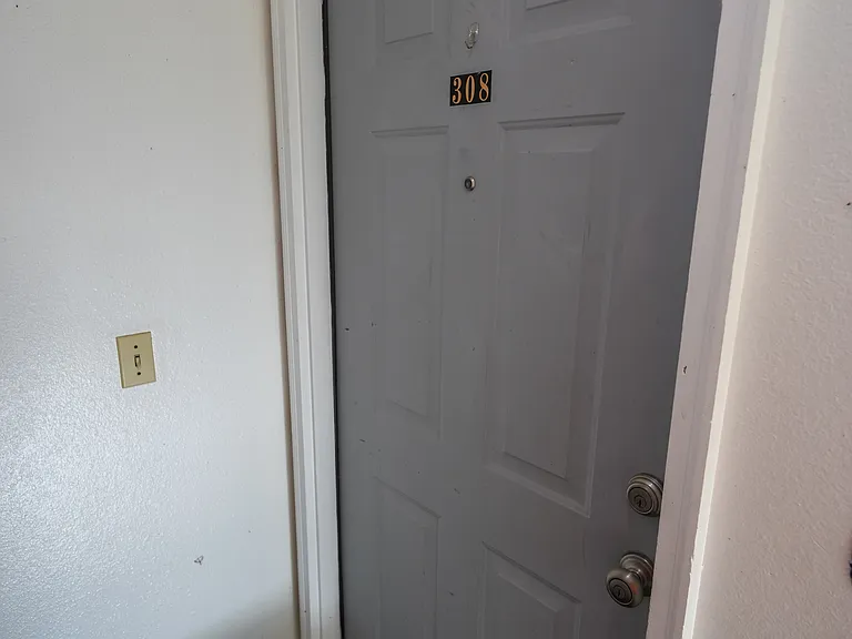 302 S McLoughlin Blvd #308 — Photo 1