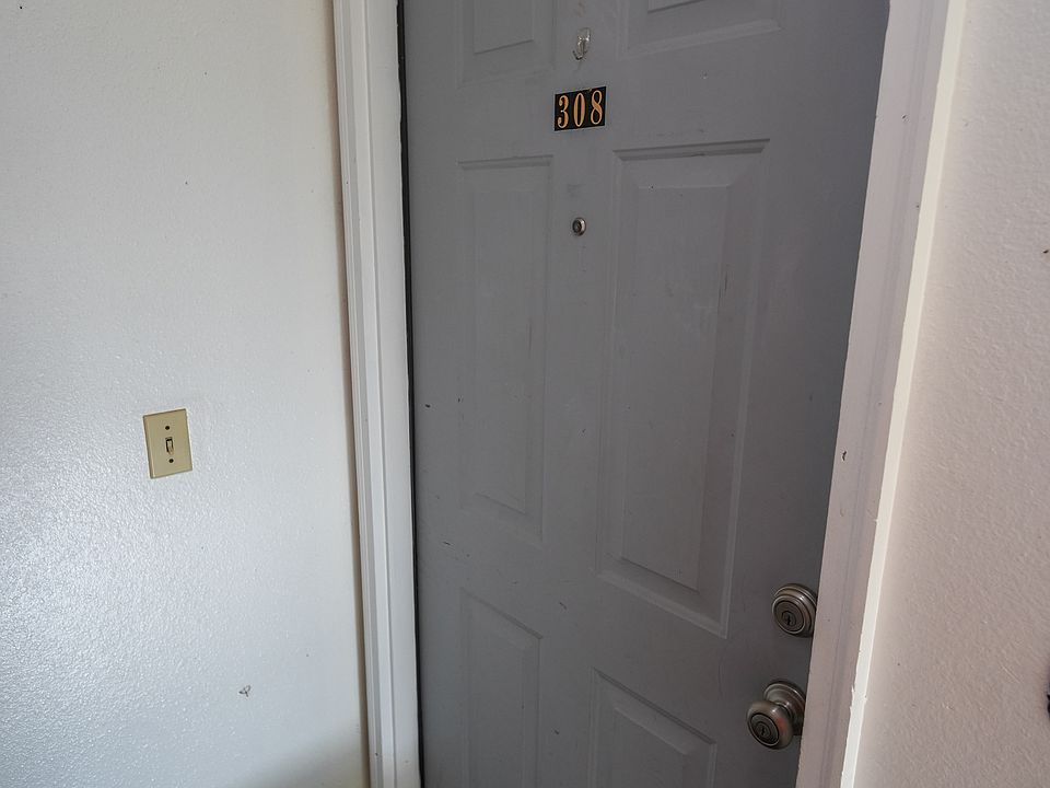 1st image of 302 S McLoughlin Blvd #308