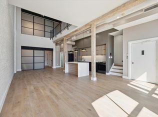 32 Strawberry St, Philadelphia, PA