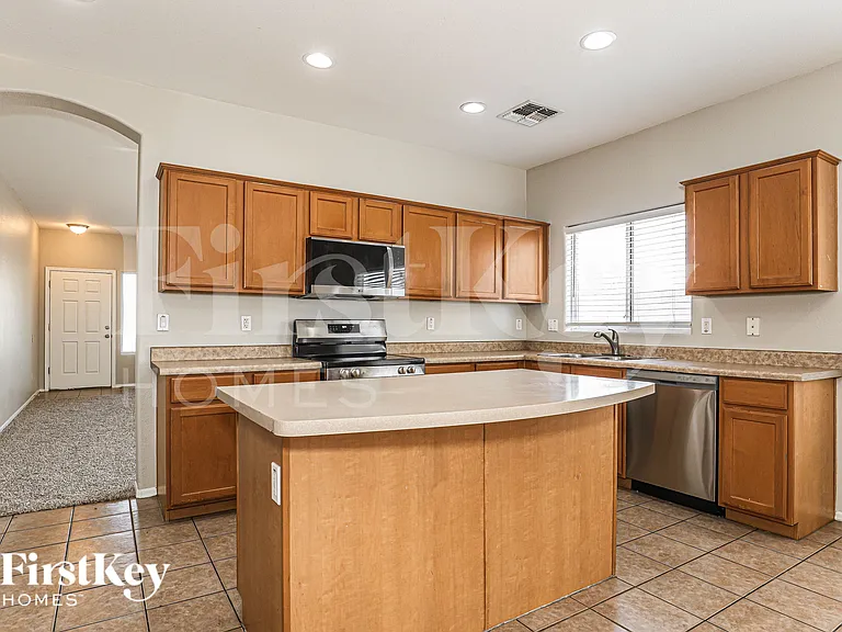 110 N 118th Ave — Photo 4