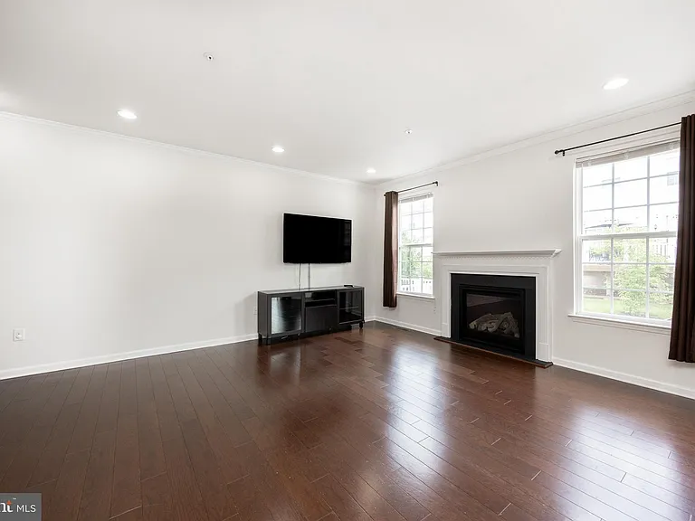 253 Fairfield Cir W — Photo 11