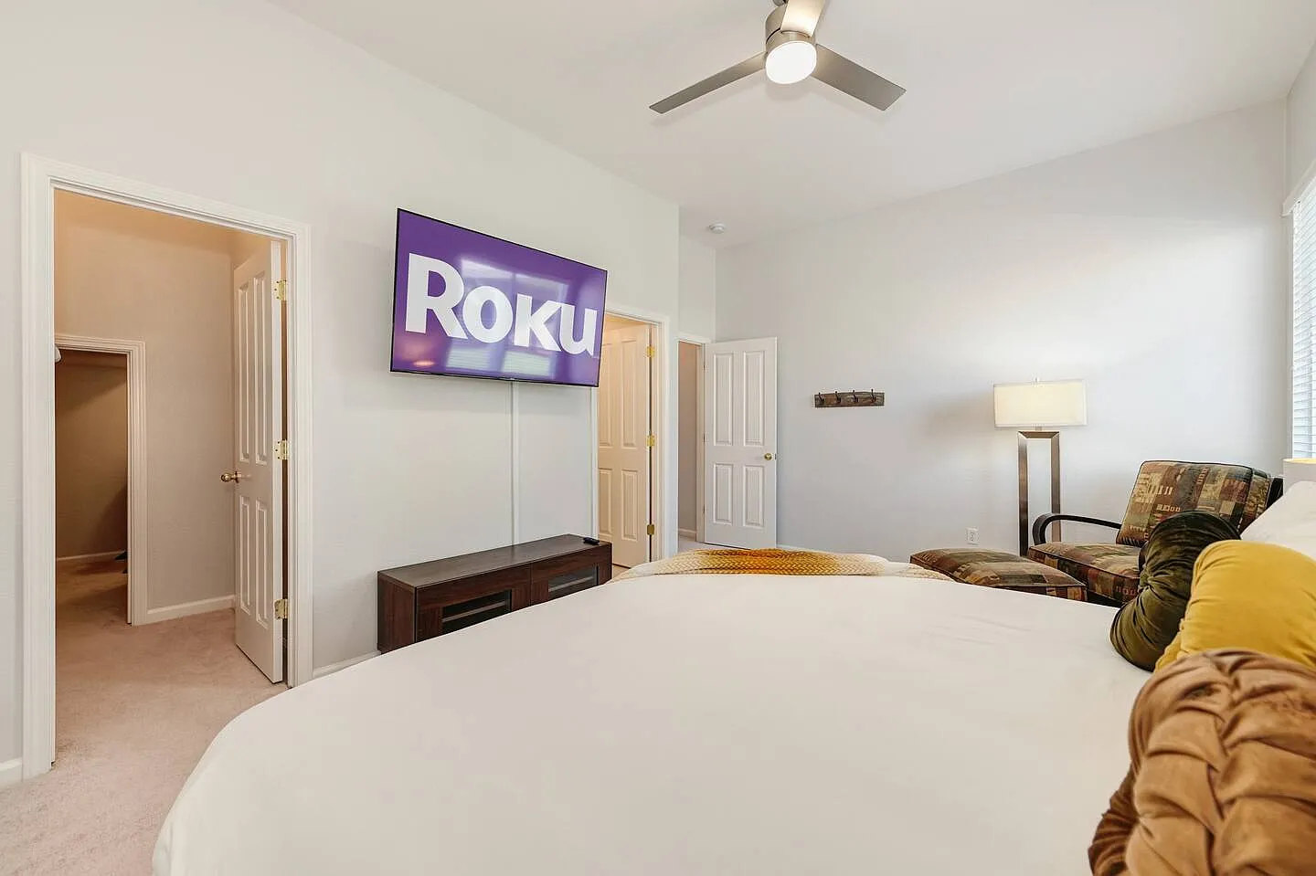 4 bed, 4.5 bath, 4235 sqft, $5,500 — Photo 3