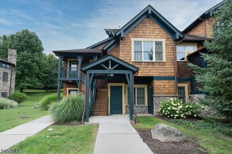 1st image of 8 Maple Cres unit 21 BLDG 8 #21