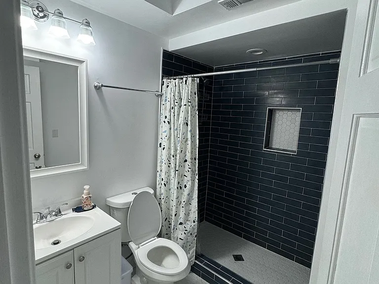 2643 N Southport Ave #E — Photo 8