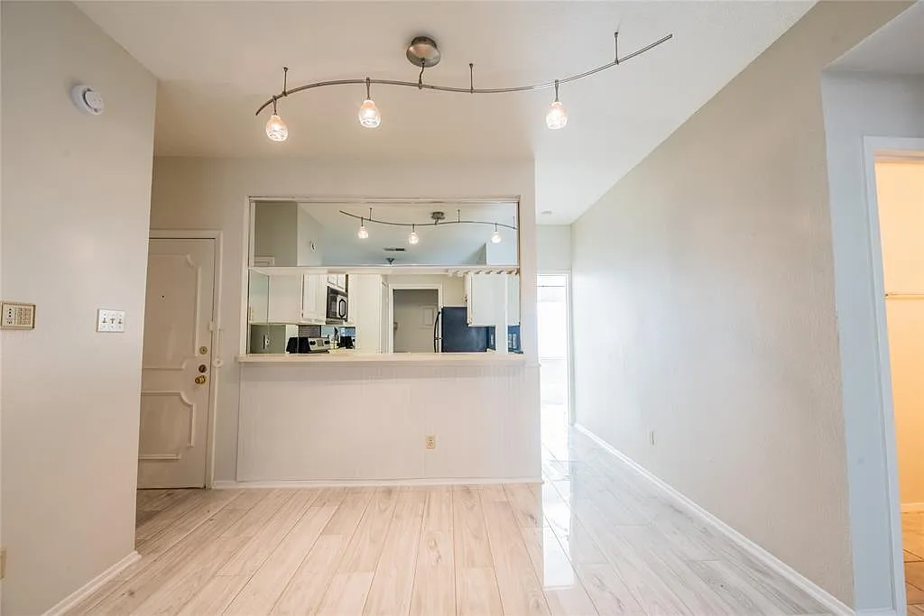 2 bed, 2.0 bath, 904 sqft, $2,100 — Photo 4