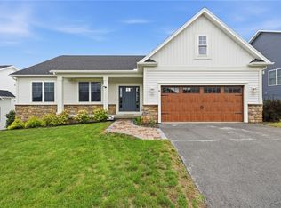 8 Black Wood Cir, Pittsford, NY 14534