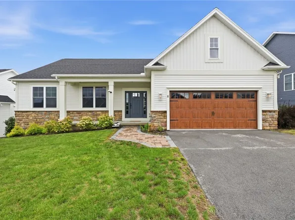 8 Black Wood Cir, Pittsford, NY 14534