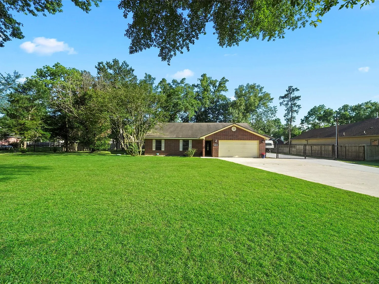 3 bed, 2.0 bath, 2040 sqft, $2,400 — Photo 2