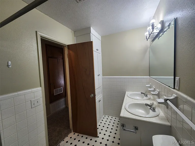 1203 Oates Rd — Photo 29