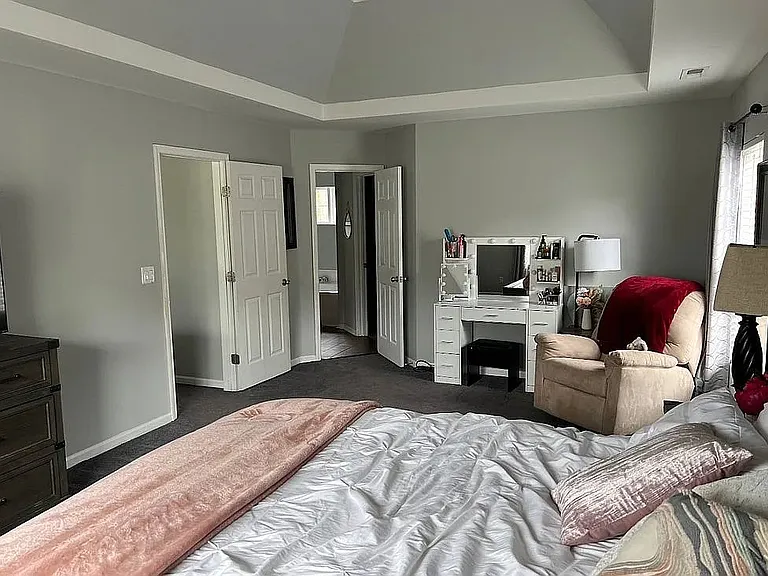 364 Heathrow Dr — Photo 4