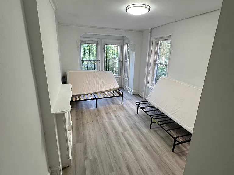 2412 Clifford St — Photo 4