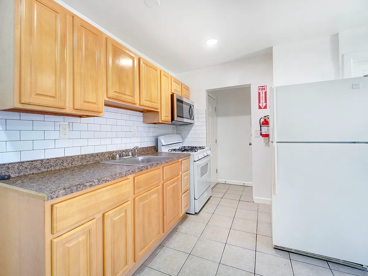Building Photo - 93 Bedford St #1