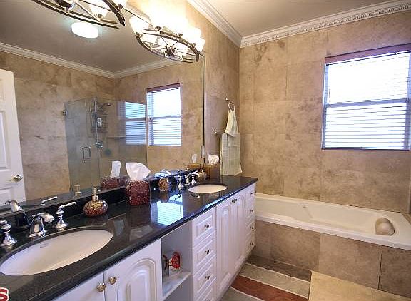 4th image of 14315 Magnolia Blvd #103