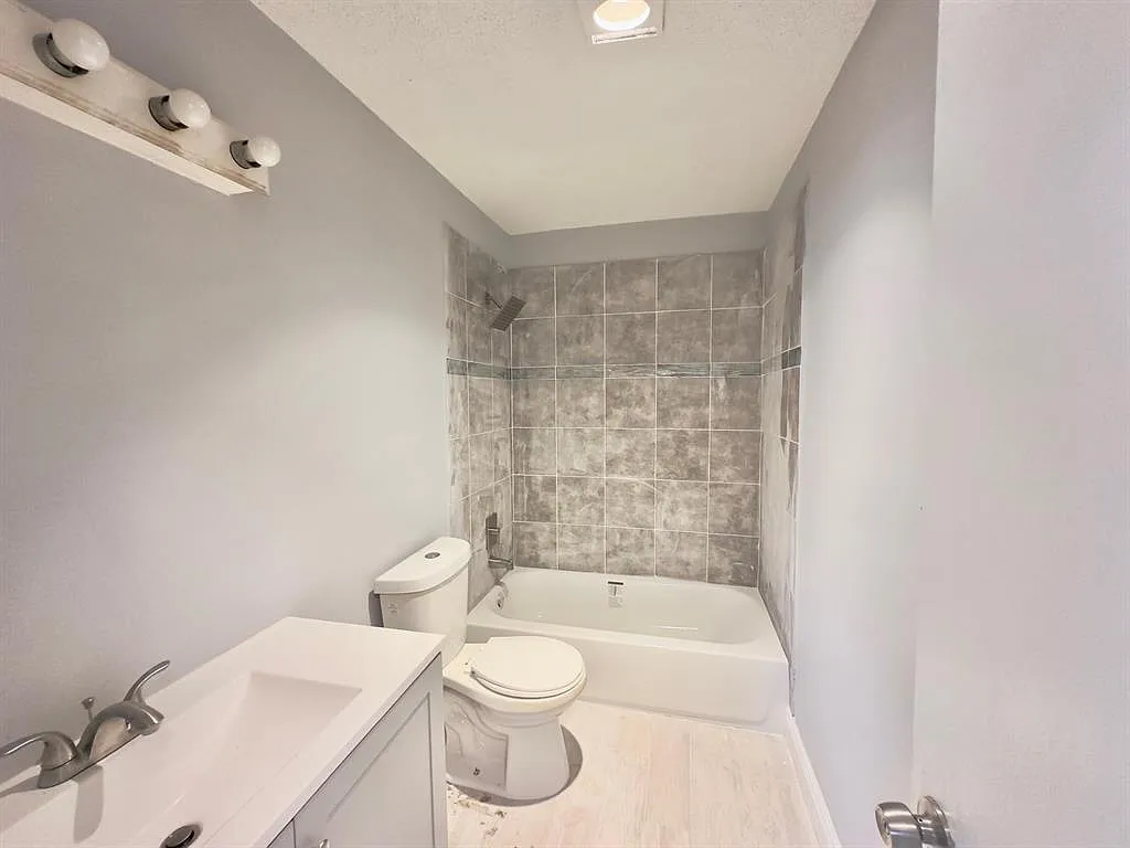 6 bed, 3.0 bath, 2400 sqft, $1,850 — Photo 4