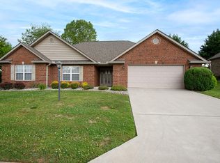 335 Royal Oaks Dr, Maryville, TN 37801