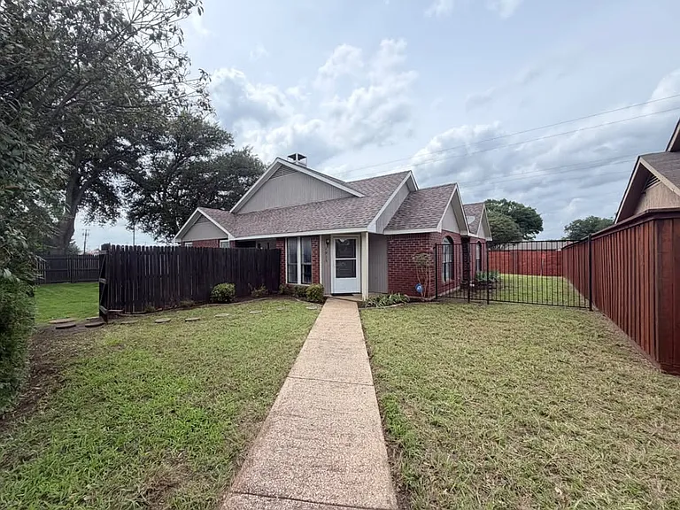 1913 Wyatt Dr — Photo 1