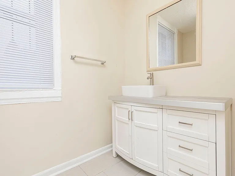315 W Lee St — Photo 12